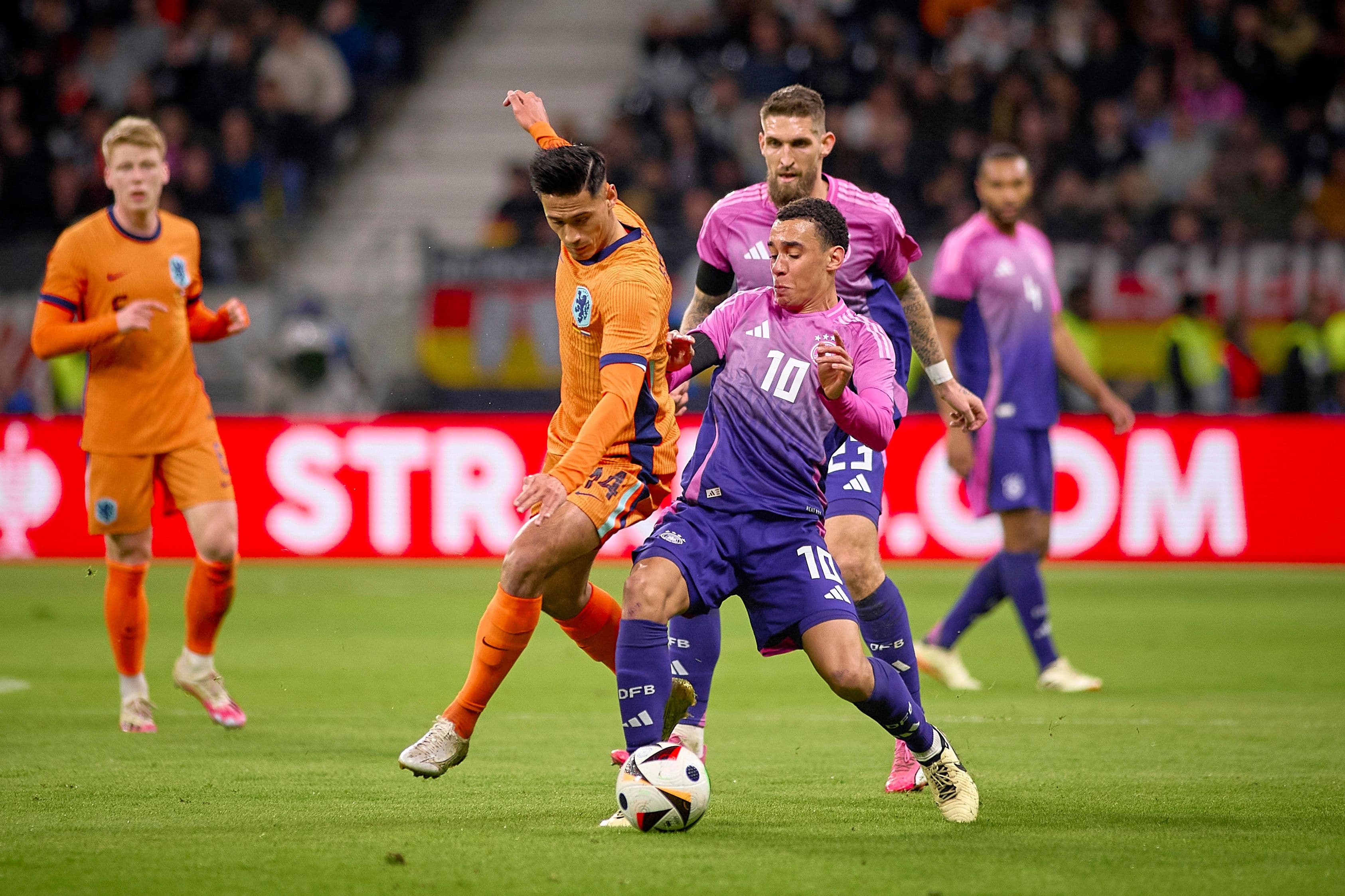 Complete voetbatrip Nederland - Japan Complete voetbatrip Nederland - Japan